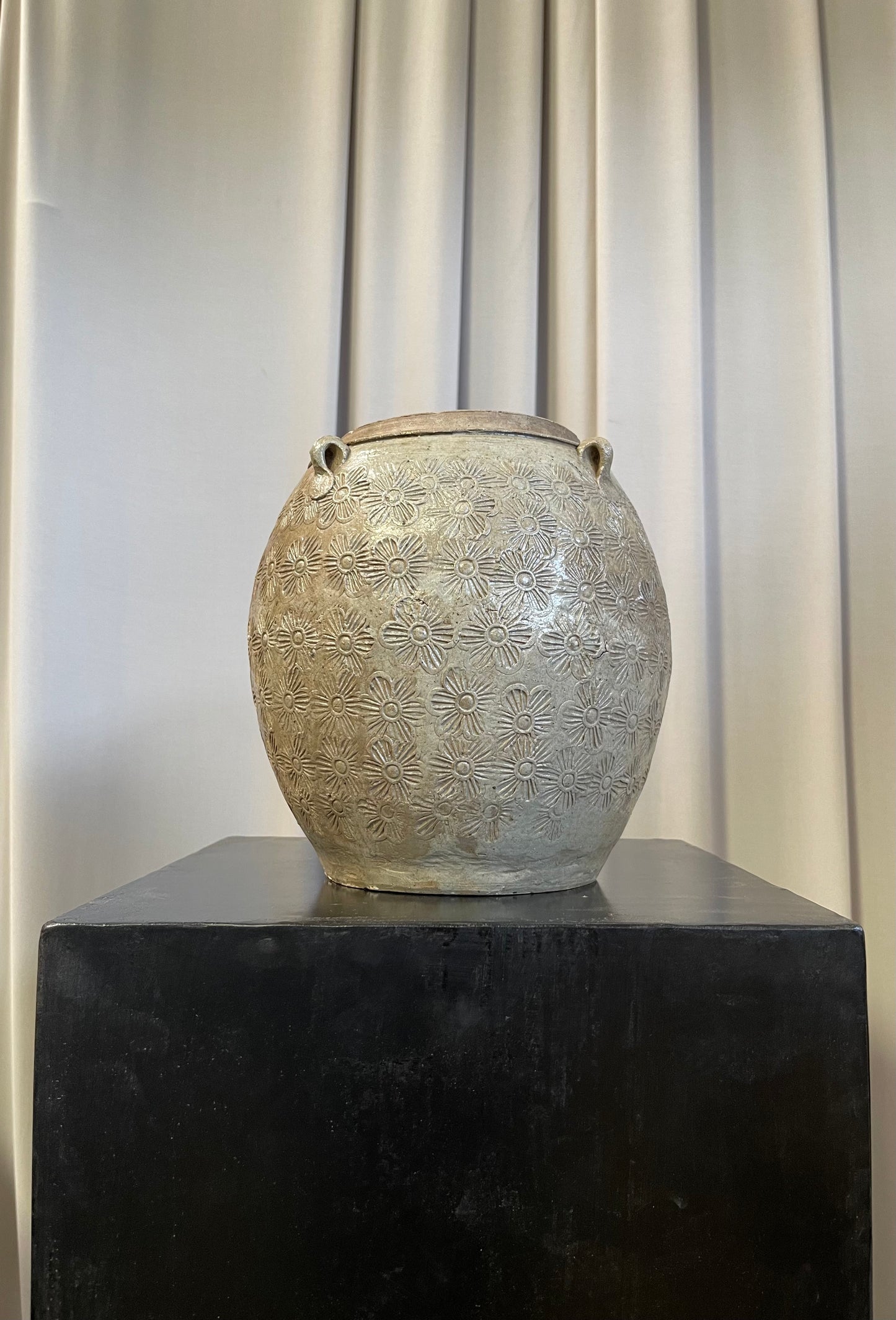 Antik krukke med mønster og lys glasering