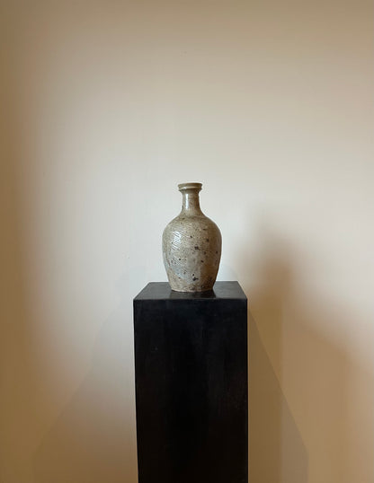 Antik vase i lys grønlig glasering