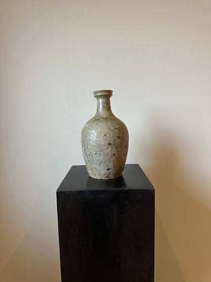Antik vase i lys grønlig glasering